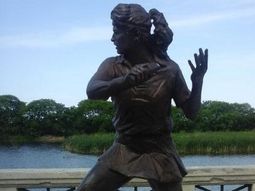 Cuesta $12 mil la raqueta de la estatua