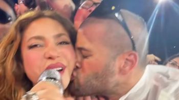 la reaccion de shakira a un beso inesperado de un fanatico en plena gira mundial la reaccion de shakira a un beso inesperado de un fanatico en plena gira mundial