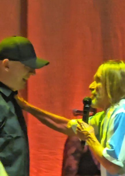 Iggy Pop invitó a Gaspar Benegas para tocar uno de sus hits durante el show en Buenos Aires