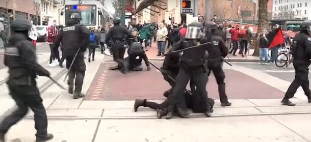 La policía de Portland reprimió una protesta en la calle