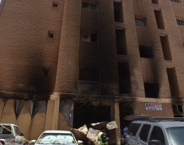 Un voraz incendio en un edificio deja al menos 40 muertos