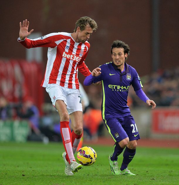 Con un doblete Agüero, el Manchester City goleó de visitante al Stoke City