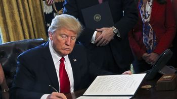 Donald Trump firmando el polémico decreto antiinmigración Donald Trump firmando el polémico decreto antiinmigración