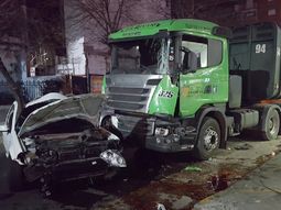 violento choque entre un auto y un camion en villa urquiza violento choque entre un auto y un camion en villa urquiza