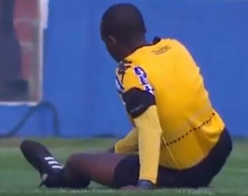 El árbitro no puede creer su terrible lesión