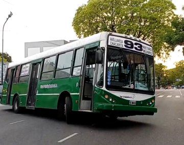 Un colectivo perdió una rueda en Villa Ortúzar y estuvo horas atravesado en una avenida