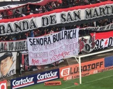 La bandera de la barrabrava de Chacarita contra Bullrich: No se olvide de su pasado