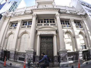 El Banco Central restringió las cuotas en free shops y autorizó un mayor acceso de dólares para las industrias