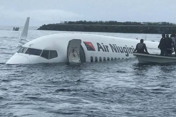 Un avión de Air Niugini estaba despegando y terminó en una laguna de Micronesia