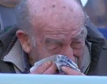 El hombre no pudo contener la emoción y rompió en llanto