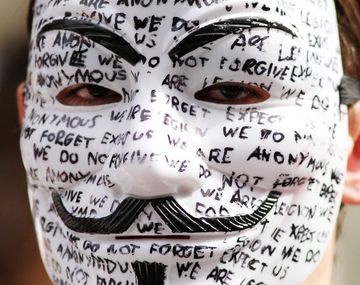 Anonymous atacó webs oficiales británicas en apoyo a Assange