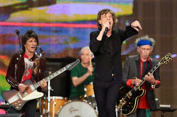 Mirá el póster de los Stones que prohibieron en el subte y los colectivos de Londres