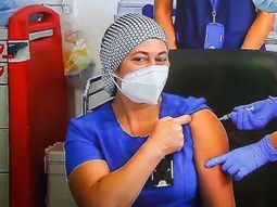 Una enfermera que se dio la primera dosis de la vacuna de Pfizer contrajo coronavirus