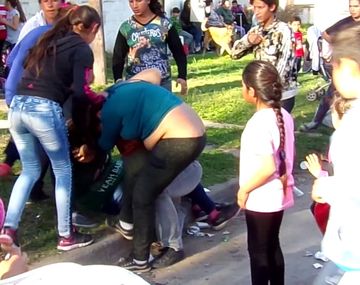 Mujeres se pelean frente a menores