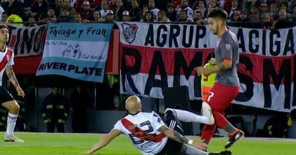 Los que jugamos sabemos: Javier Pinola recordó la polémica jugada ante Independiente de la Libertadores 2018