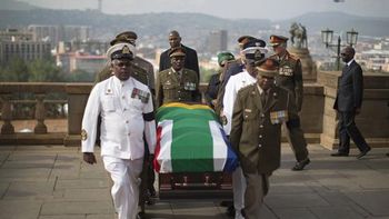 el cortejo funebre de nelson mandela desfila por pretoria el cortejo funebre de nelson mandela desfila por pretoria