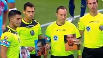 los arbitros pararon el partido de boca para reconocer a los arbitros agredidos en el federal b los arbitros pararon el partido de boca para reconocer a los arbitros agredidos en el federal b