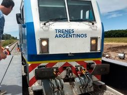 No era tan difícil: ahora midieron bien el puente y el tren ya puede pasar