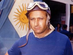 Fangio figura entre los 5 pilotos más grandes de la historia para la IA