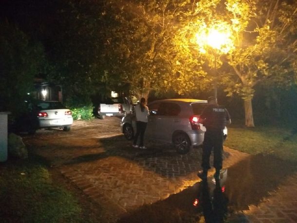 Debía estar aislado por tener coronavirus, pero la Policía lo encontró en una fiesta clandestina