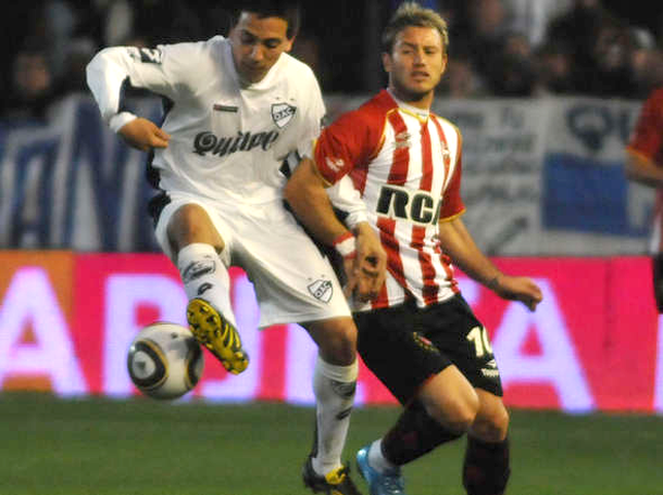 Estudiantes choca ante Quilmes para acercarse a la punta