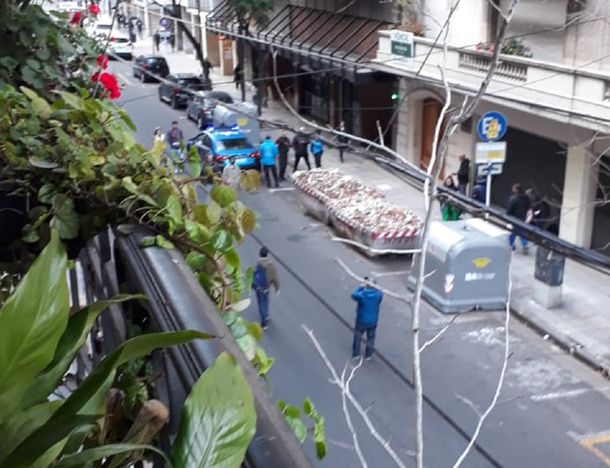 Piden que la Justicia investigue quién puso los volquetes con piedras