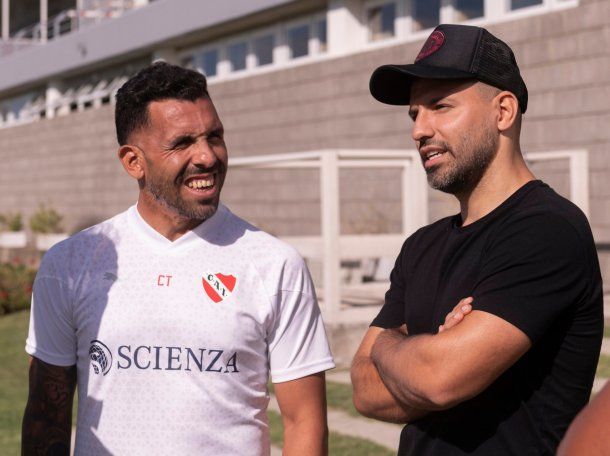 El Kun Agüero llevó a su hijo a probarse a Independiente: el saludo con el plantel