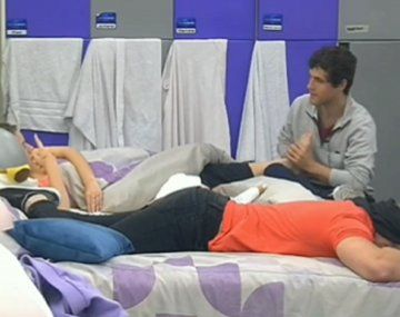 Gran Hermano: Frodo le masajea los pies a Coty