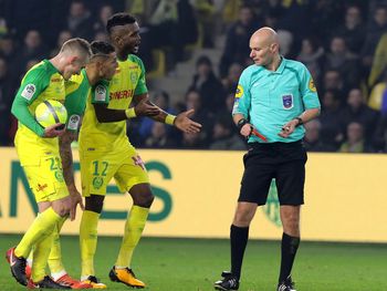 Los jugadores del Nantes pidiendo explicaciones ante la increíble decisión de Chapron