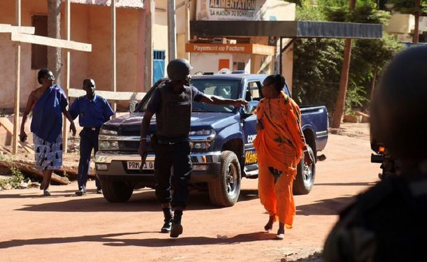 Toma de rehenes en Mali: tres muertos y aún quedan 90 personas cautivas