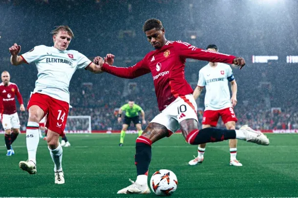 Manchester United igualó 1-1 ante Twente en el debut de la Europa League