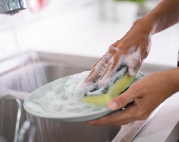 Cómo lavar los platos cuando se te acaba el detergente: trucos caseros que no fallan