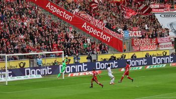 La estirada del arquero del Bayern Munich La estirada del arquero del Bayern Munich