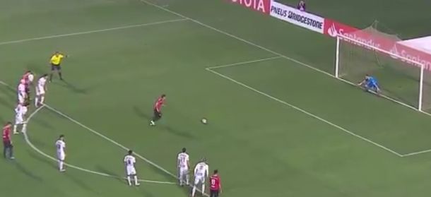 Maxi Meza desperdició un penal frente a Santos