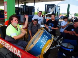 empleados de peajes levantan barreras en la autopista bs.as.-la plata empleados de peajes levantan barreras en la autopista bs.as.-la plata
