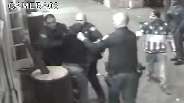 Policías atacaron a un hombre que grabó cuando un oficial acosó a una mujer