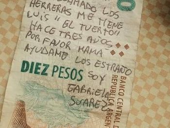 El pedido de rescate, en un billete de $10