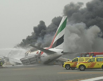 Susto en Dubai: aterrizaje forzoso e incendio de un avión en plena pista