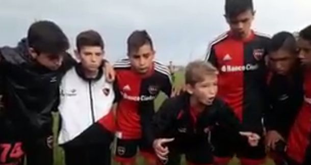 La pasional arenga de uno de los jugadores del plantel de la décima de Newells se volvió viral en las redes.