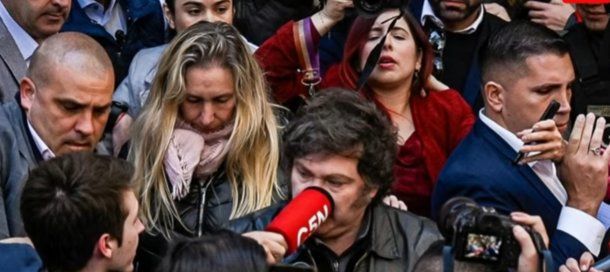 Milei se enojó con un periodista: ¿Me pegaste a propósito, no?