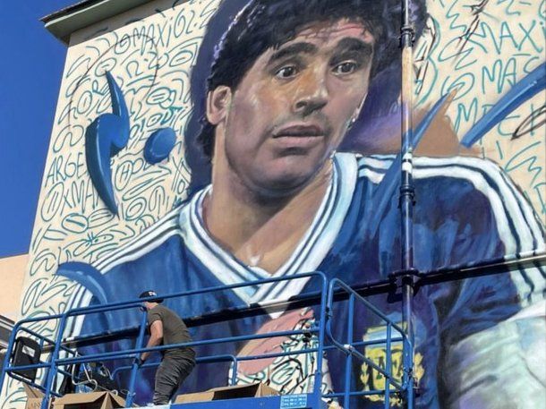 Así es el mural de Diego Maradona en Pompeya