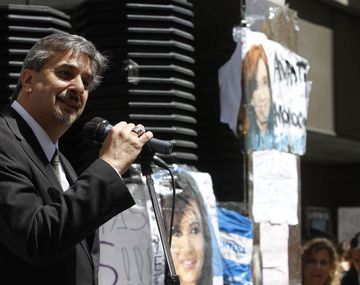 Cristina está muy animosa y ya camina en su habitación