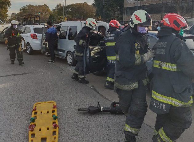 Villa Soldati: Un muerto y 10 heridos en choque múltiple entre 5 autos