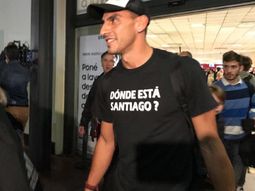 La llegada del arquero de Tigres y la remera alusiva La llegada del arquero de Tigres y la remera alusiva