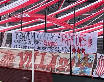 La bandera que colgó Barracas Central para recibir a Leandro Paredes: Bienvenido a casa
