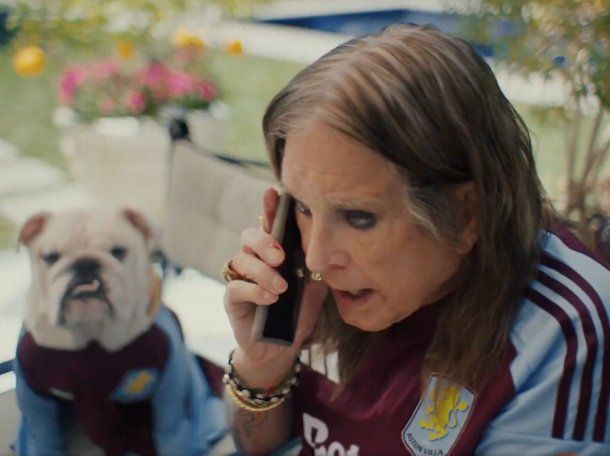 Ozzy Osbourne y Dibu Martínez, en la presentación de la camiseta del Aston Villa