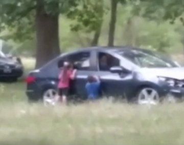 Denuncian que una pareja bajó a sus hijos del auto para tener sexo