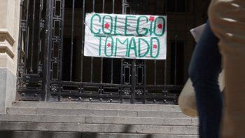 Estudiantes decidieron tomar el Nacional de Buenos Aires y el Pellegrini por el financiamiento universitario Estudiantes decidieron tomar el Nacional de Buenos Aires y el Pellegrini por el financiamiento universitario