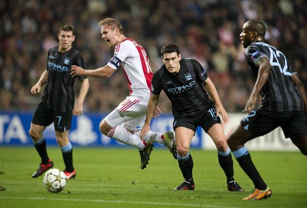 Manchester City cayó en Holanda y quedó al borde de la eliminación