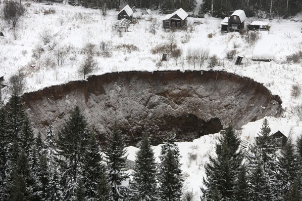 Un misterioso cráter se traga varias casas en Rusia